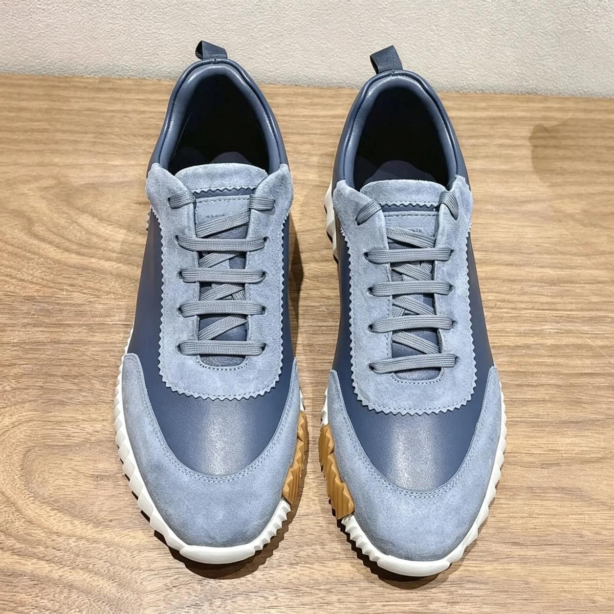 fashion,fully equipped sports shoes