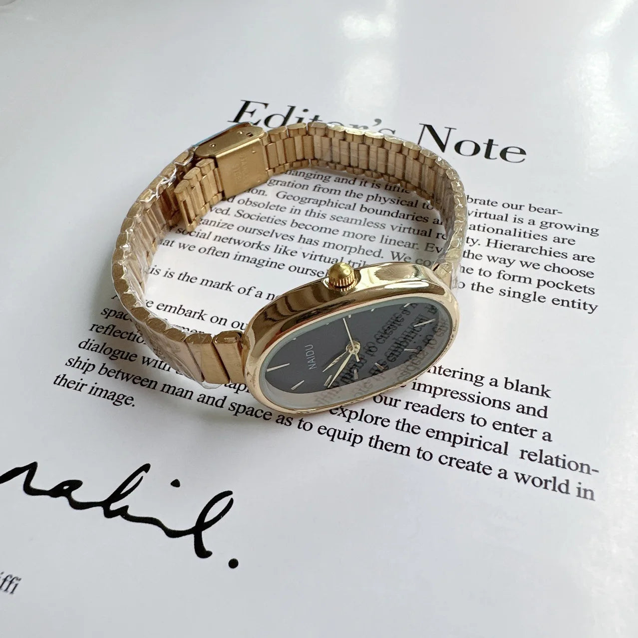 Women Quartz Luxury Oval Shaped Wristwatch