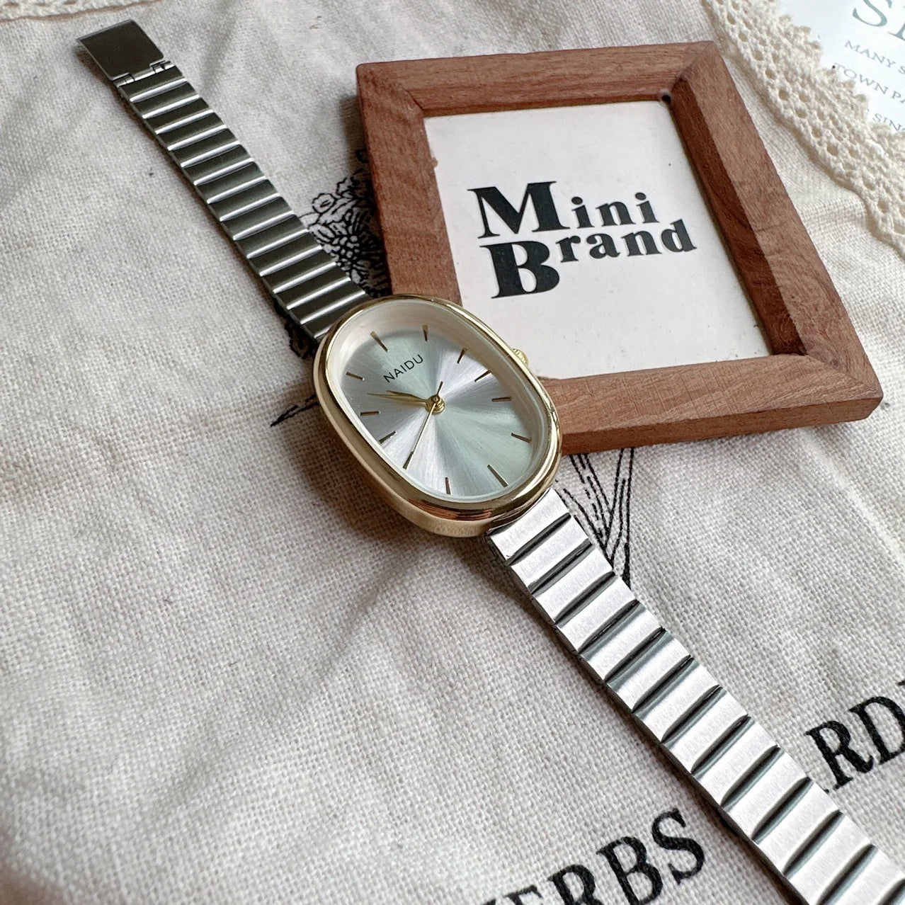 Women Quartz Luxury Oval Shaped Wristwatch