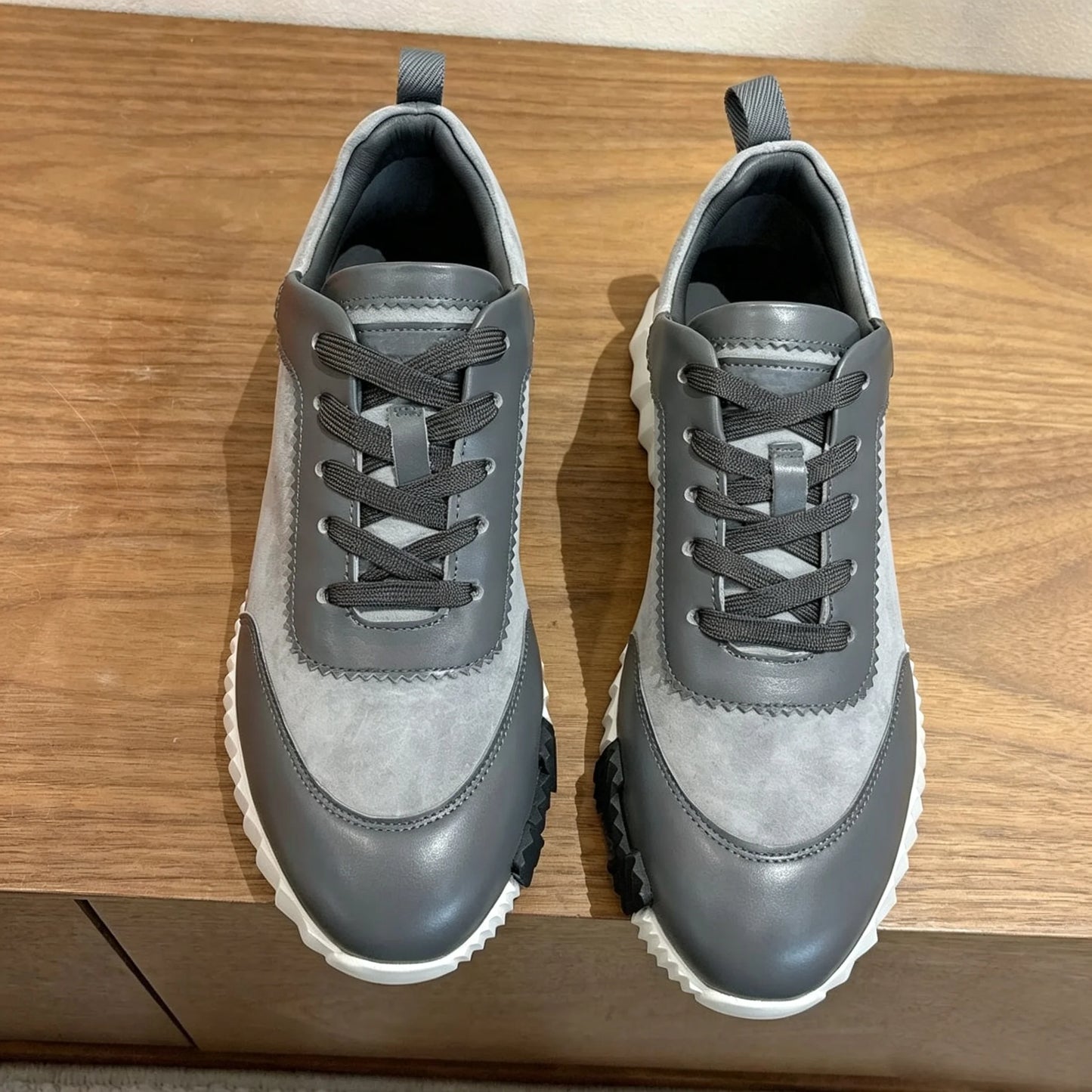 fashion,fully equipped sports shoes